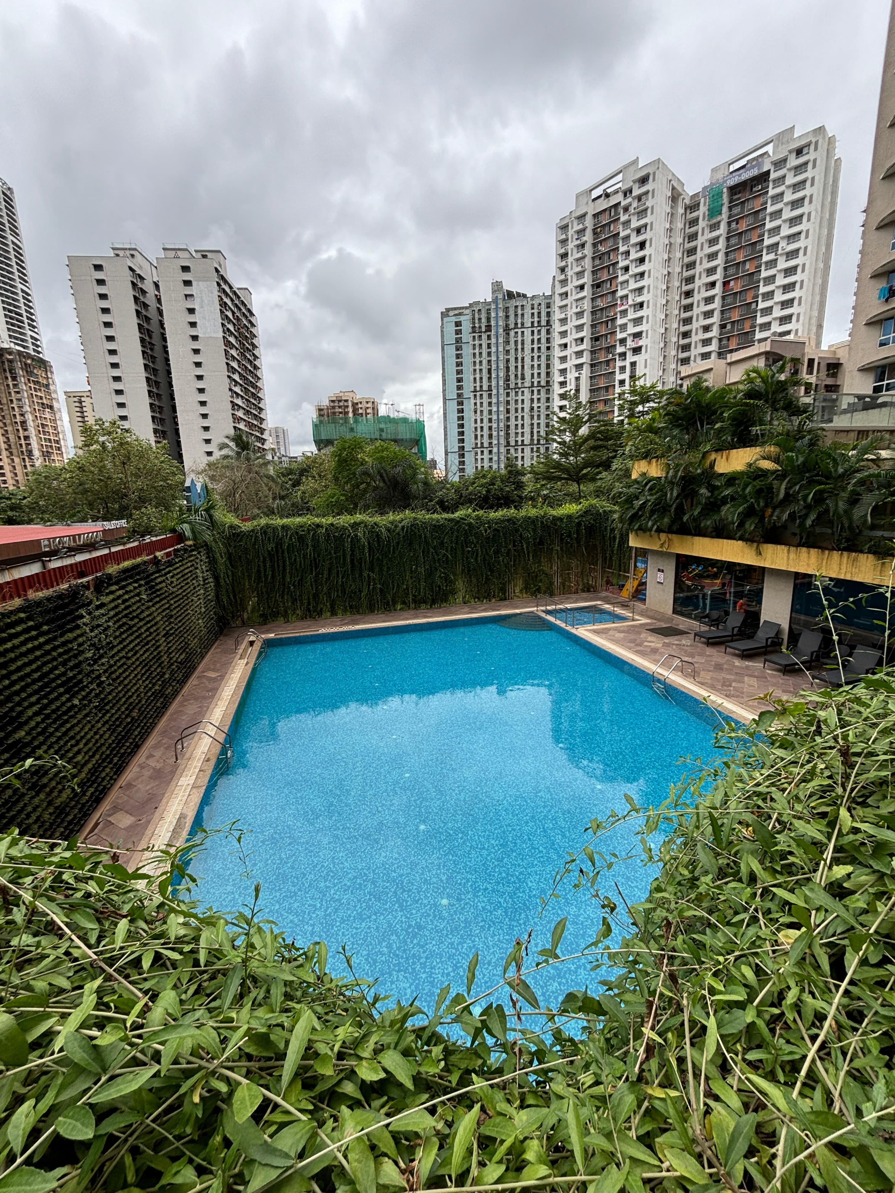 Residential building in Kandivali West